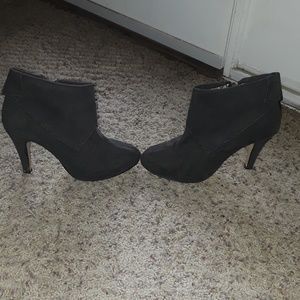❤Gray faux suede booties!